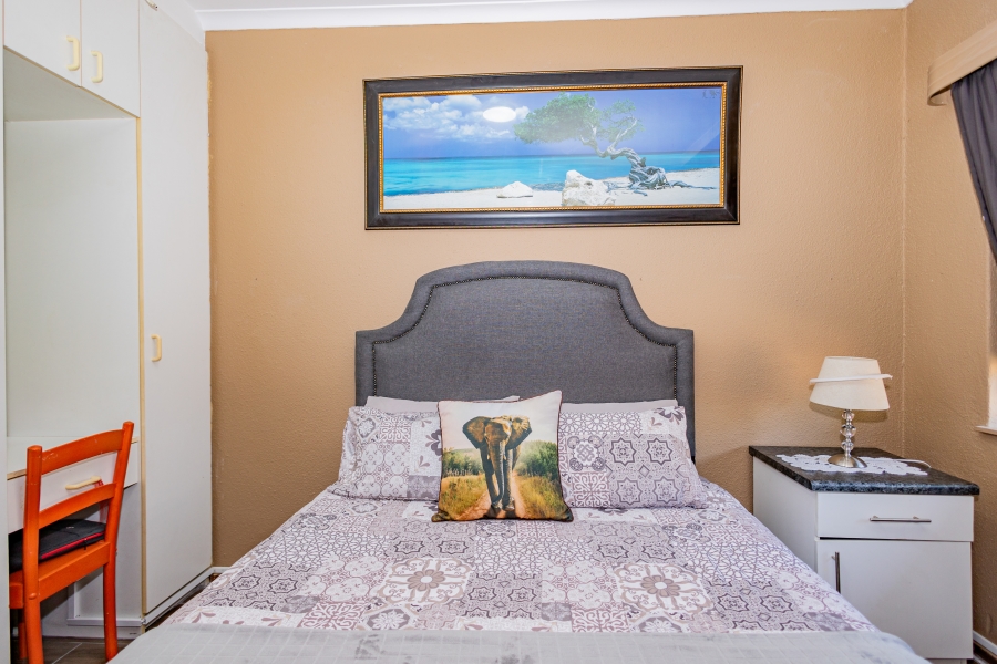 5 Bedroom Property for Sale in Peerless Park Western Cape